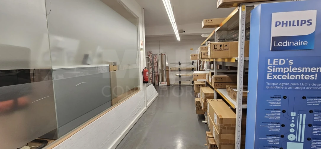 Loja para Venda em Santo António dos Cavaleiros e Frielas Foto 11