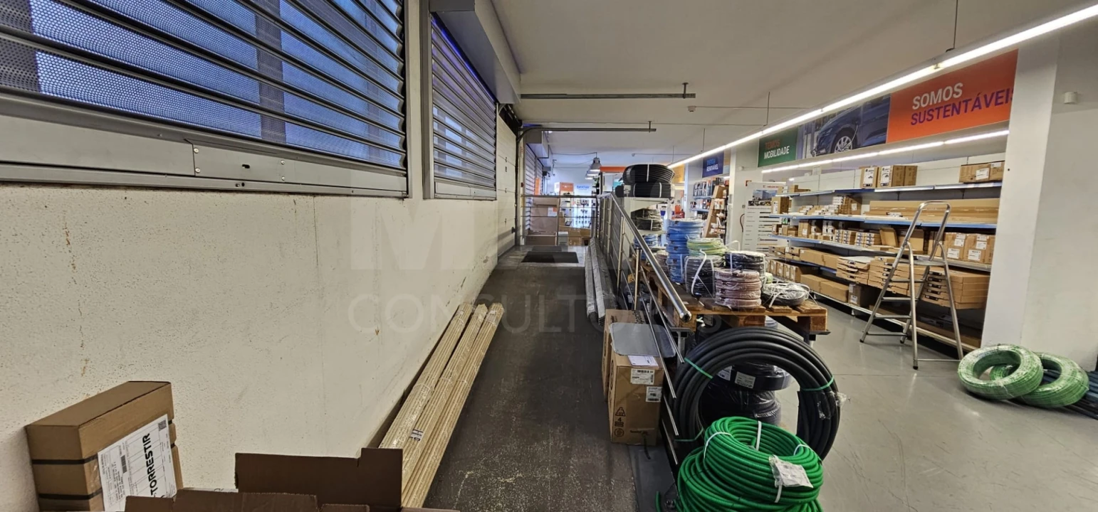 Loja para Venda em Santo António dos Cavaleiros e Frielas Foto 8