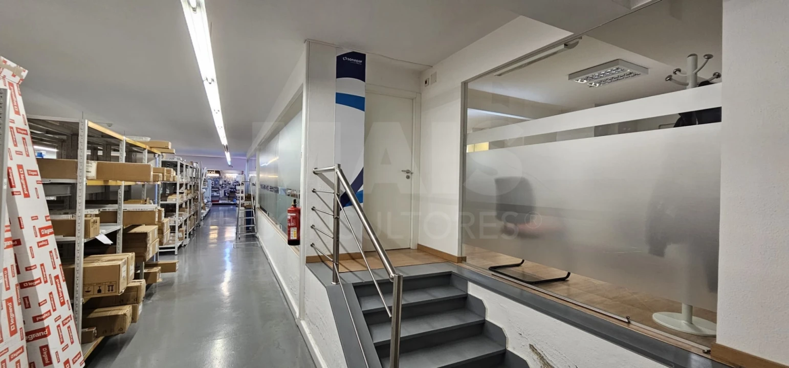 Loja para Venda em Santo António dos Cavaleiros e Frielas Foto 12