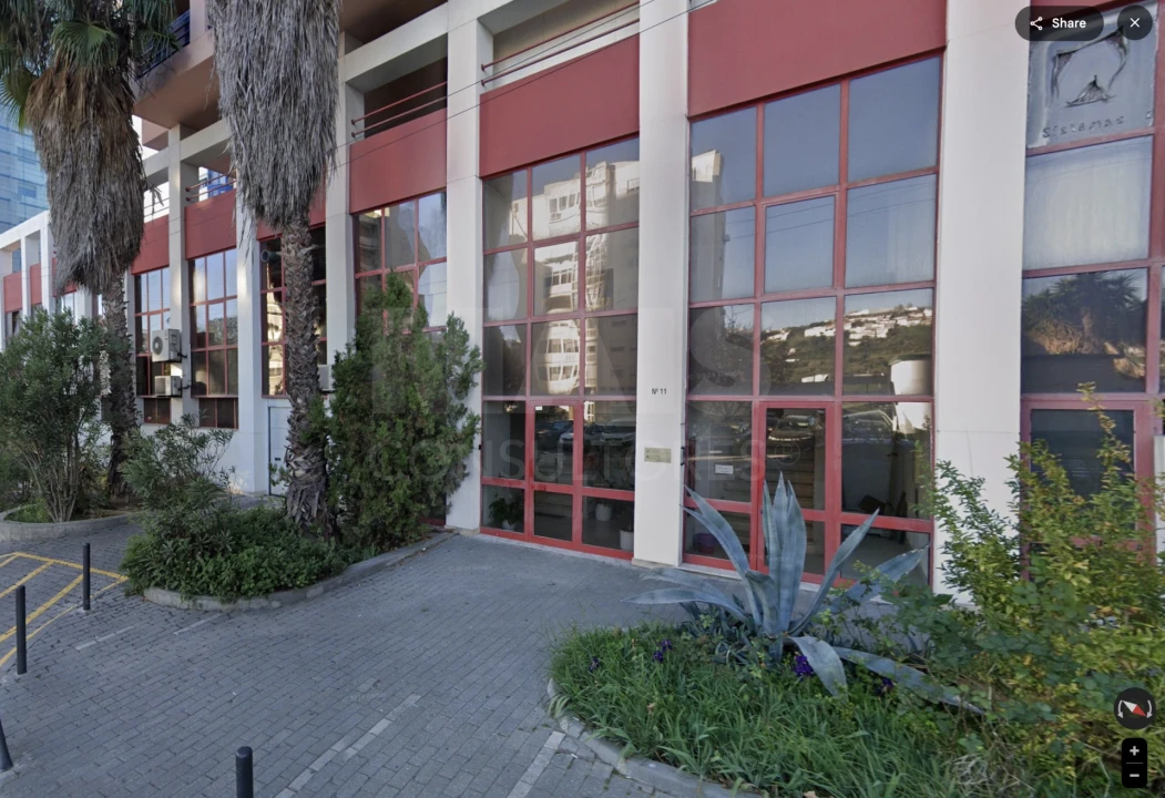 Loja para Venda em Santo António dos Cavaleiros e Frielas Foto 1