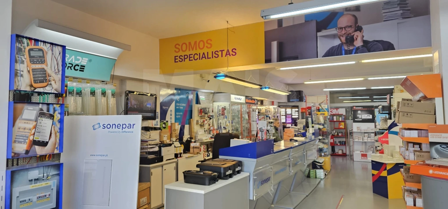 Loja para Venda em Santo António dos Cavaleiros e Frielas Foto 3