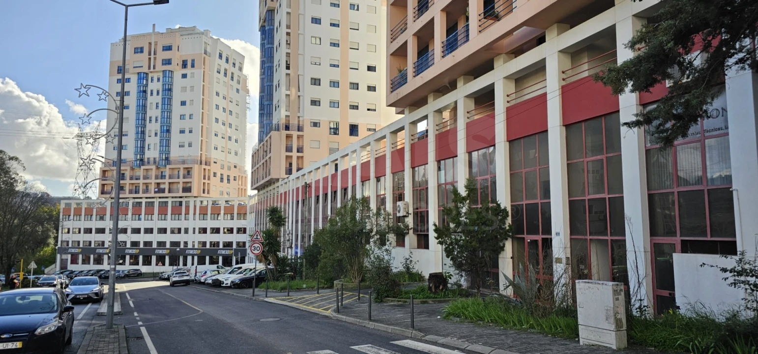 Loja para Venda em Santo António dos Cavaleiros e Frielas Foto 1