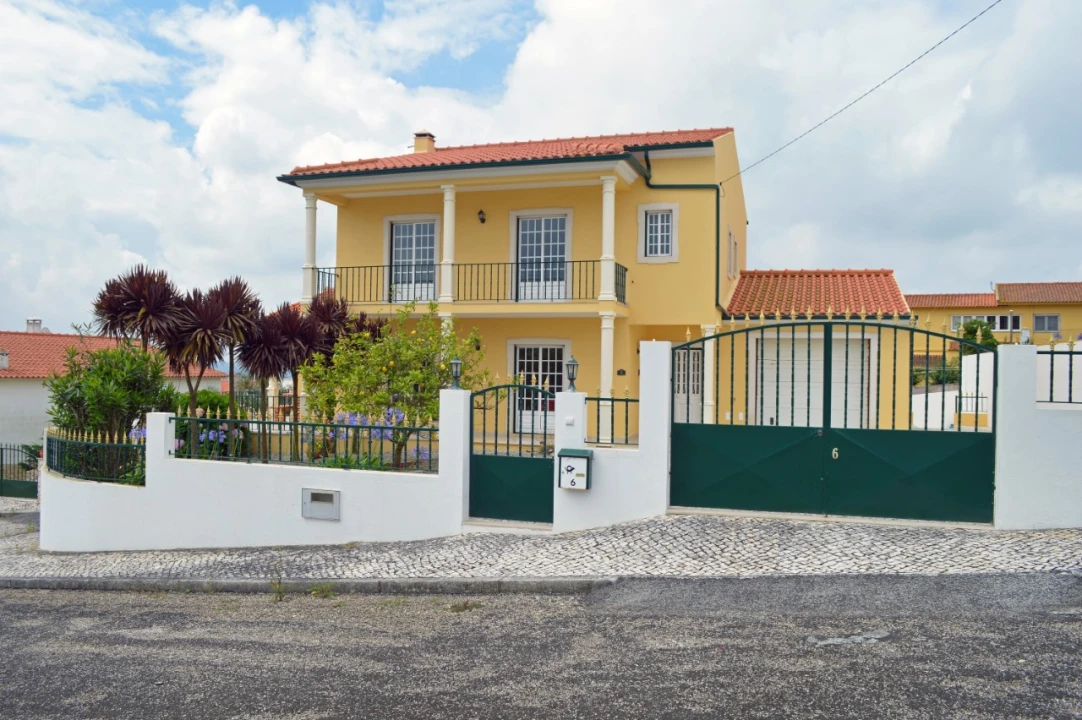 Moradia T4 para Venda em Santa Maria, São Pedro e Sobral da Lagoa Foto 1