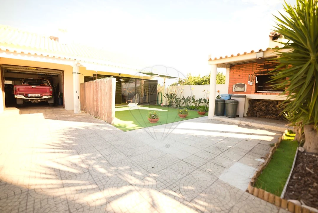 Moradia T4 para Venda em Sarilhos Grandes Foto 38