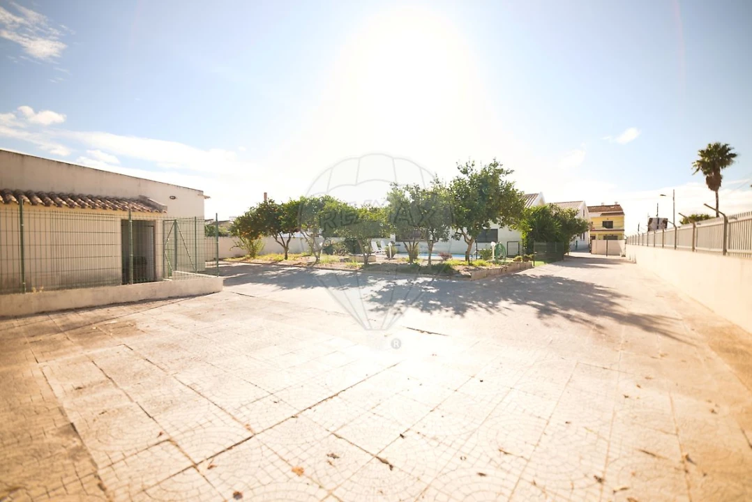 Moradia T4 para Venda em Sarilhos Grandes Foto 48