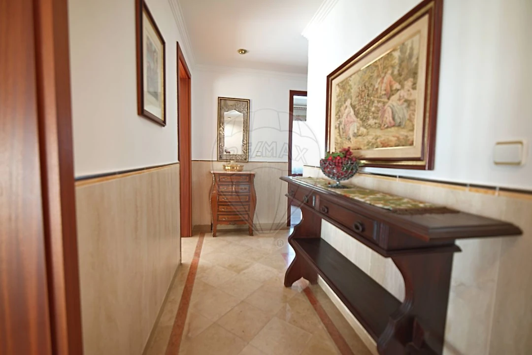 Moradia T4 para Venda em Sarilhos Grandes Foto 9