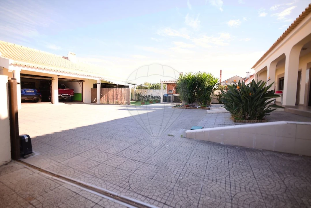 Moradia T4 para Venda em Sarilhos Grandes Foto 37