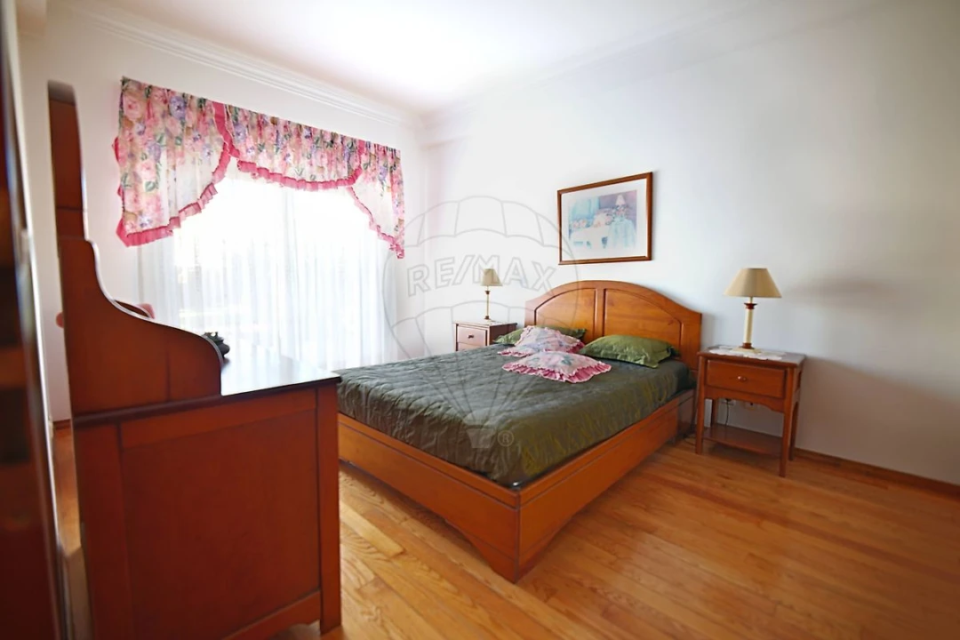 Moradia T4 para Venda em Sarilhos Grandes Foto 16