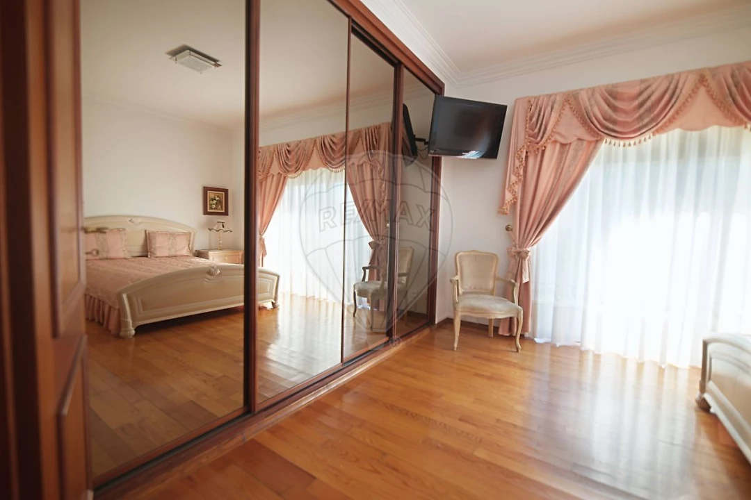 Moradia T4 para Venda em Sarilhos Grandes Foto 12