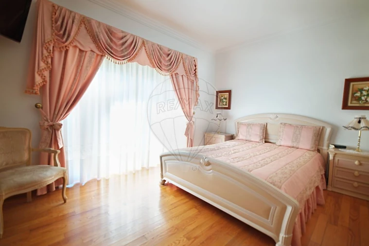 Moradia T4 para Venda em Sarilhos Grandes Foto 11