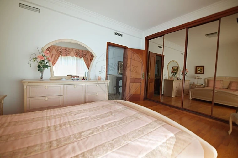 Moradia T4 para Venda em Sarilhos Grandes Foto 19