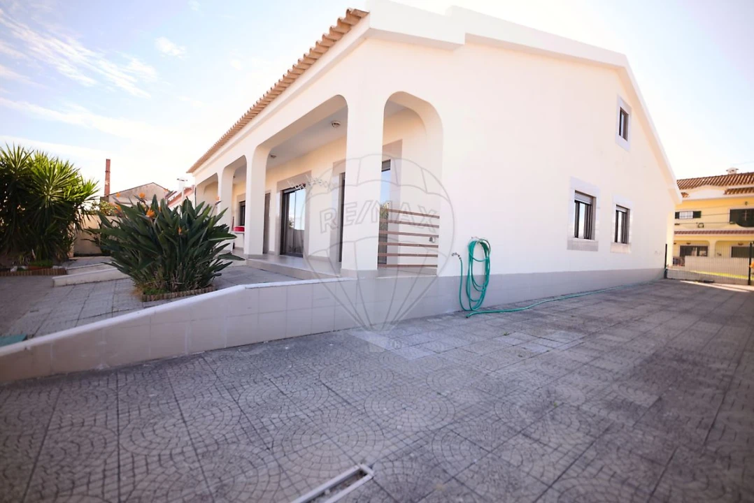 Moradia T4 para Venda em Sarilhos Grandes Foto 4