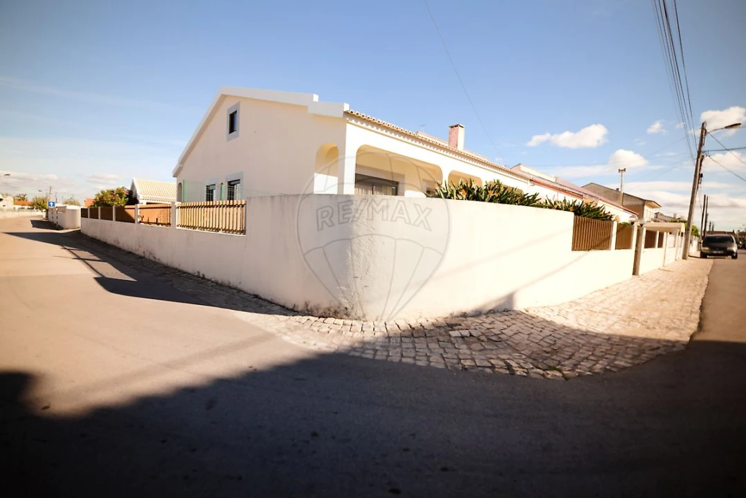 Moradia T4 para Venda em Sarilhos Grandes Foto 3