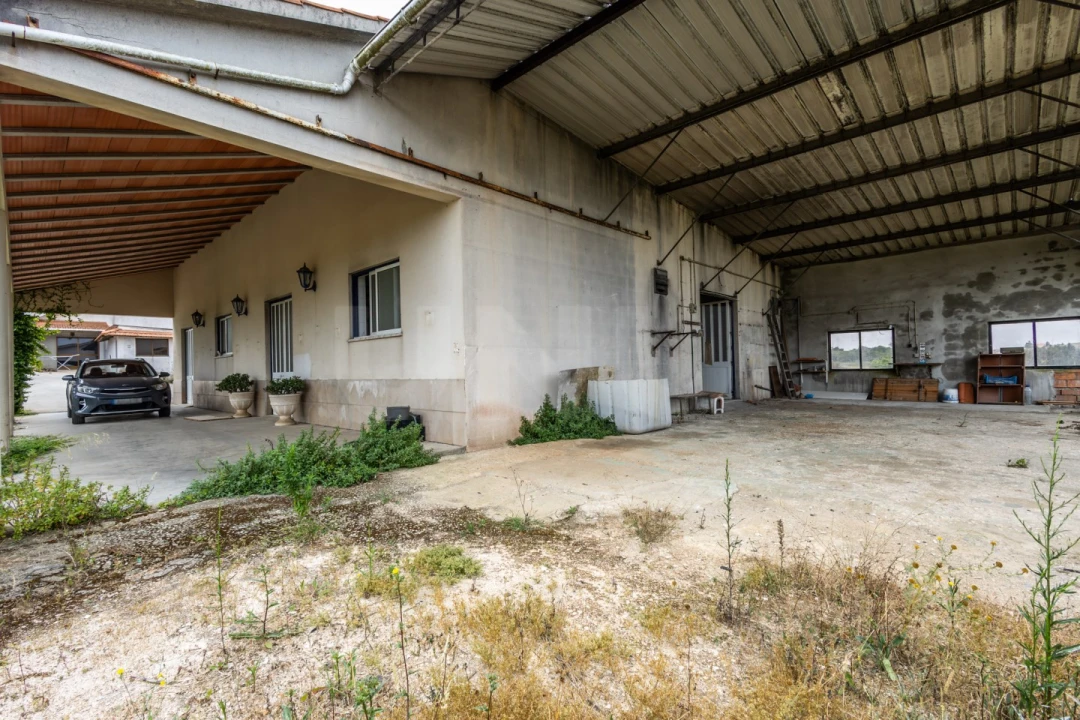 Armazém para Arrendamento em Alcobaça e Vestiaria Foto 2