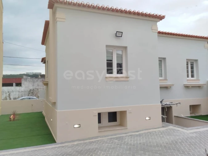 Moradia T4 para Venda em Valado dos Frades Foto 1