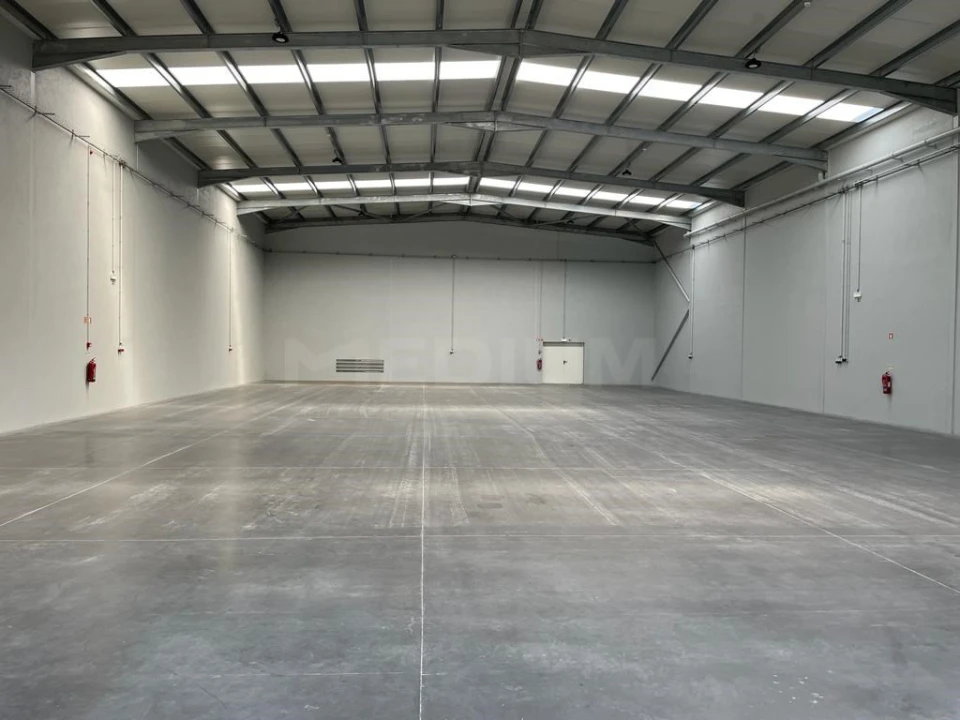 Armazém para Arrendamento em Vilarinho das Cambas Foto 3