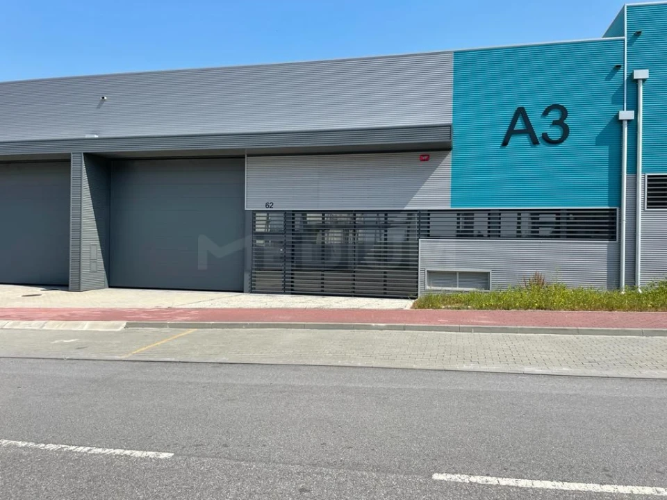 Armazém para Arrendamento em Vilarinho das Cambas Foto 1