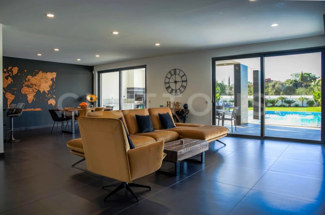 Moradia T4 para Venda em Guia Foto 13