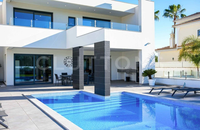 Moradia T4 para Venda em Guia Foto 44