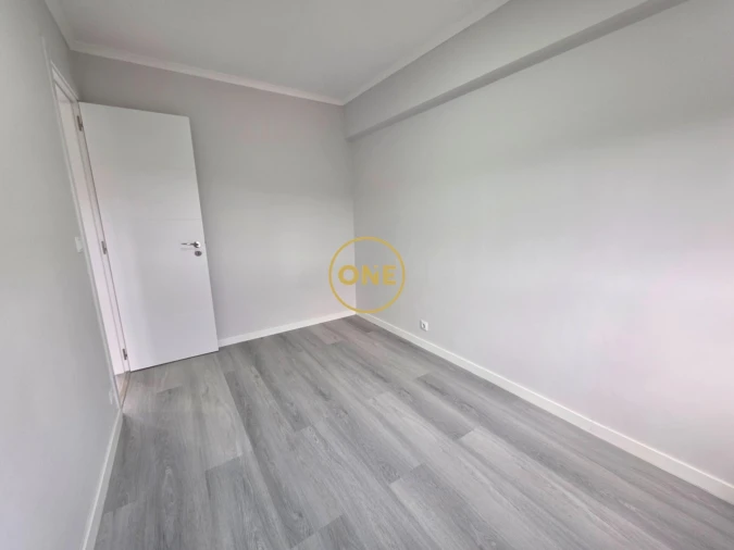 Apartamento T2 para Venda em Pontinha e Famões Foto 17