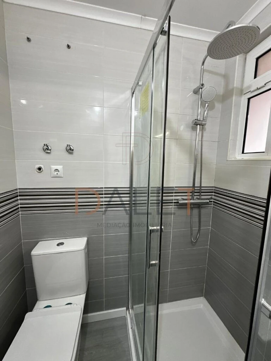 Apartamento T2 para Venda em Pontinha e Famões Foto 8