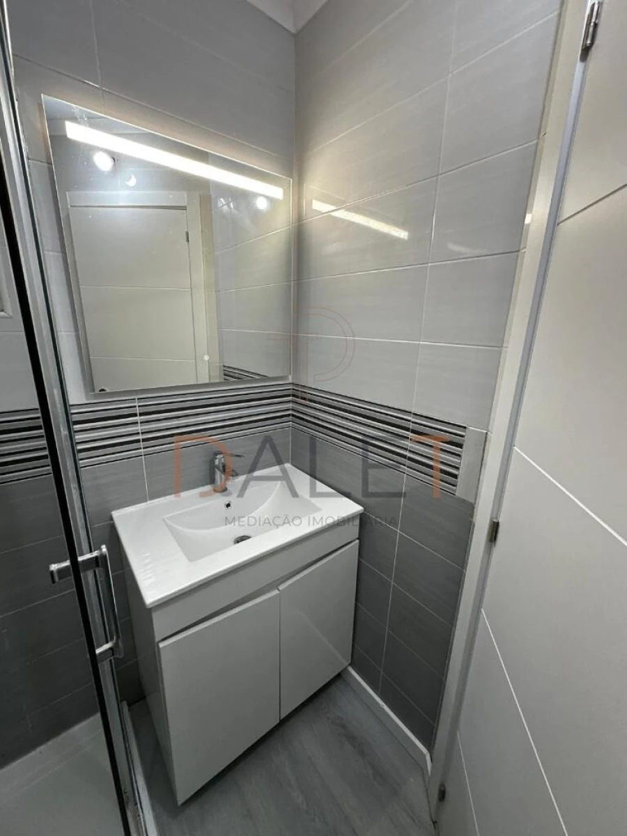 Apartamento T2 para Venda em Pontinha e Famões Foto 7