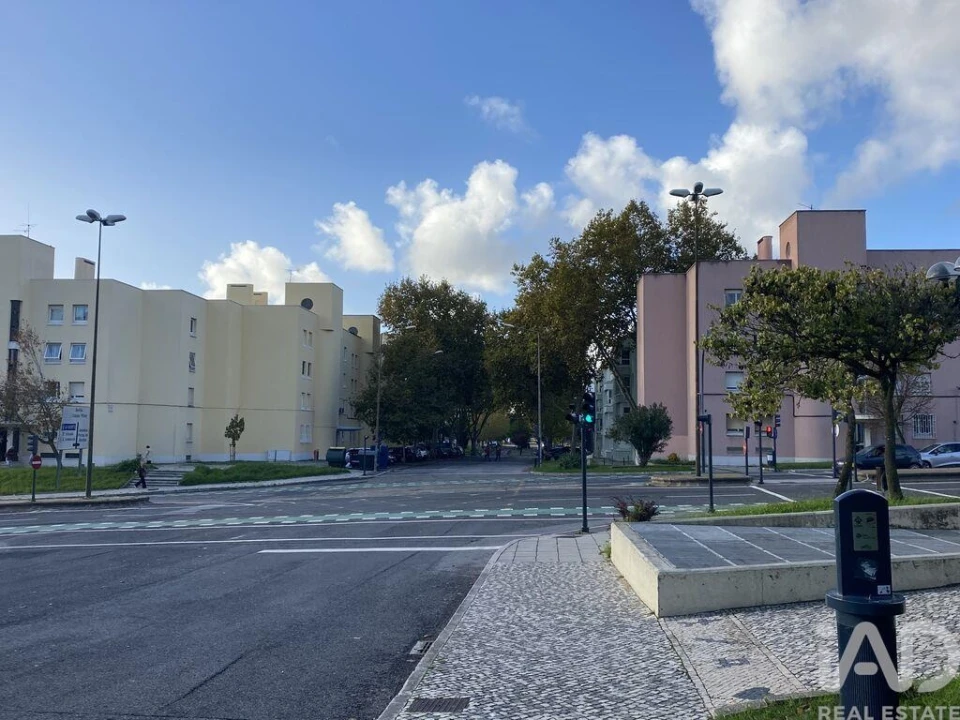 Apartamento T3 para Venda em Carnide Foto 2