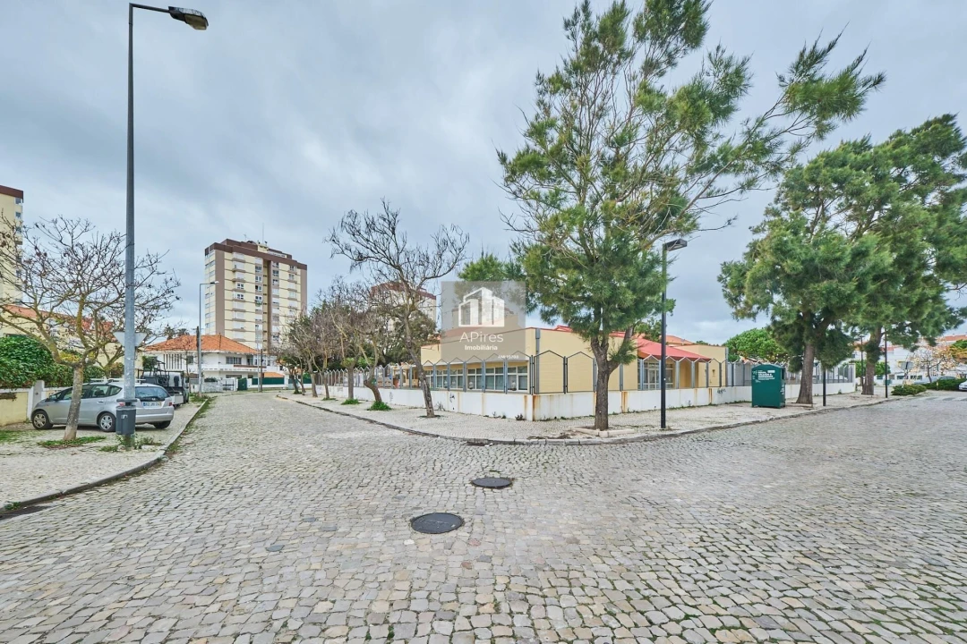 Moradia T7 para Venda em Costa da Caparica Foto 30