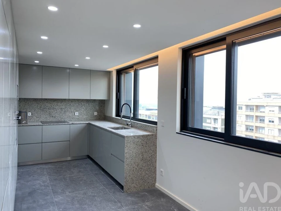 Apartamento T3 para Venda em Mafamude e Vilar do Paraíso Foto 1