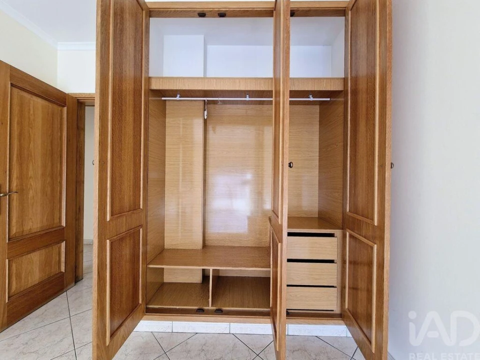 Apartamento T3 para Venda em Quelfes Foto 17