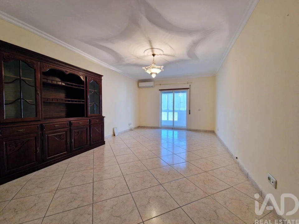 Apartamento T3 para Venda em Quelfes Foto 3