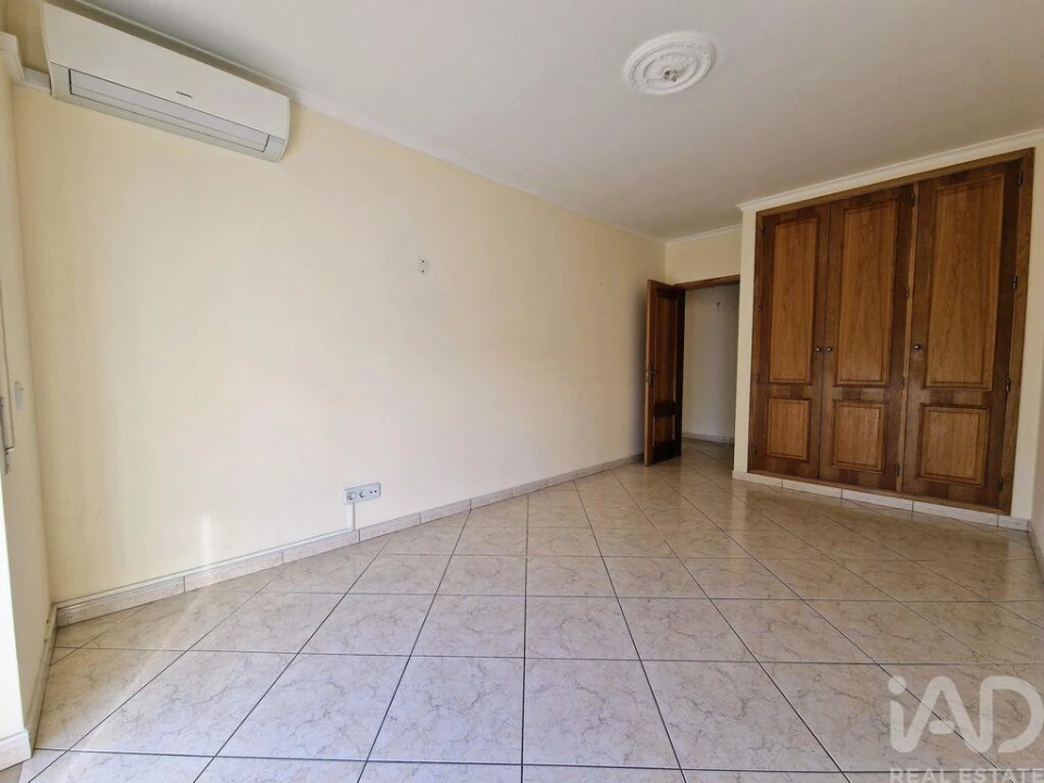 Apartamento T3 para Venda em Quelfes Foto 20