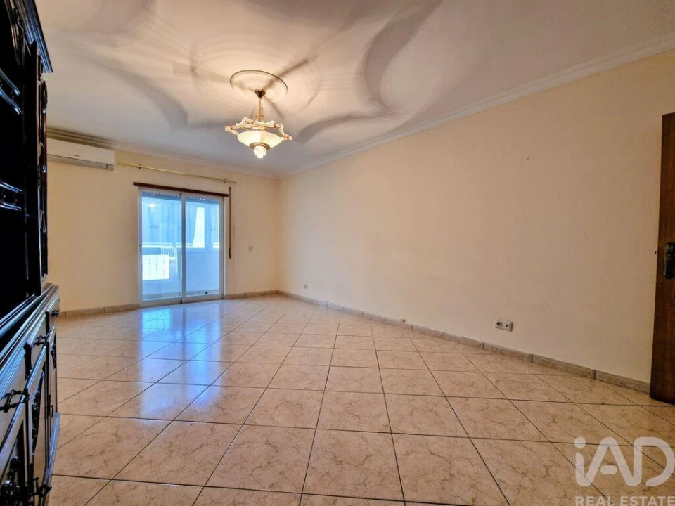 Apartamento T3 para Venda em Quelfes Foto 4