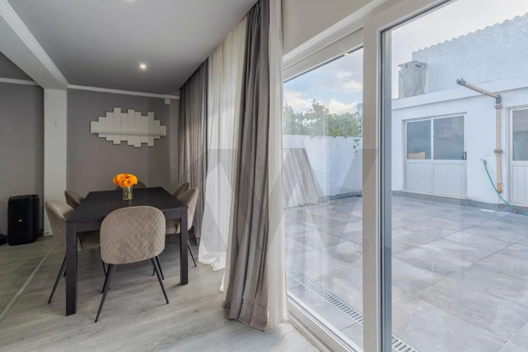 Moradia T4 para Venda em Corroios Foto 9