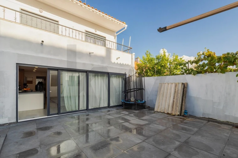 Moradia T4 para Venda em Corroios Foto 13