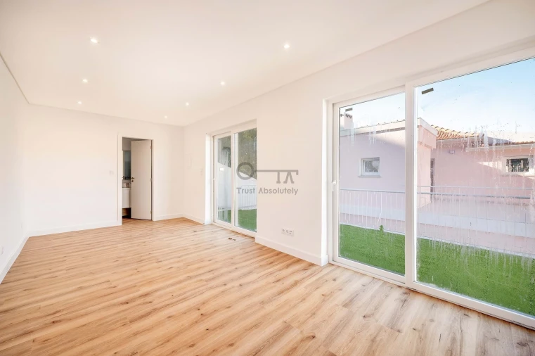 Moradia T4 para Venda em Campolide Foto 9