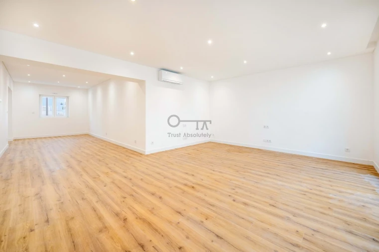 Moradia T4 para Venda em Campolide Foto 6