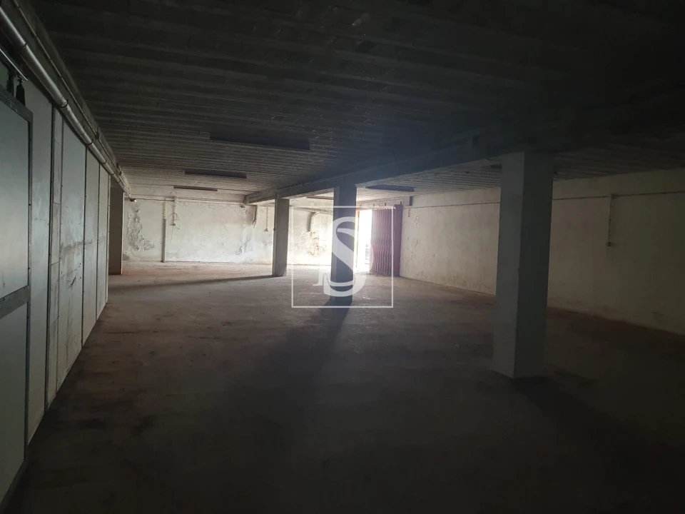 Armazém para Arrendamento em Juncal Foto 3