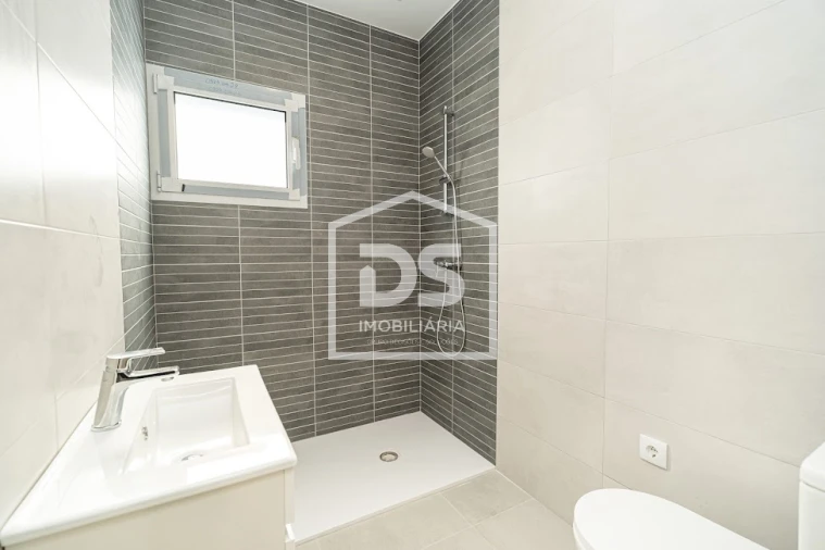 Moradia T2 para Venda em Golpilheira Foto 12