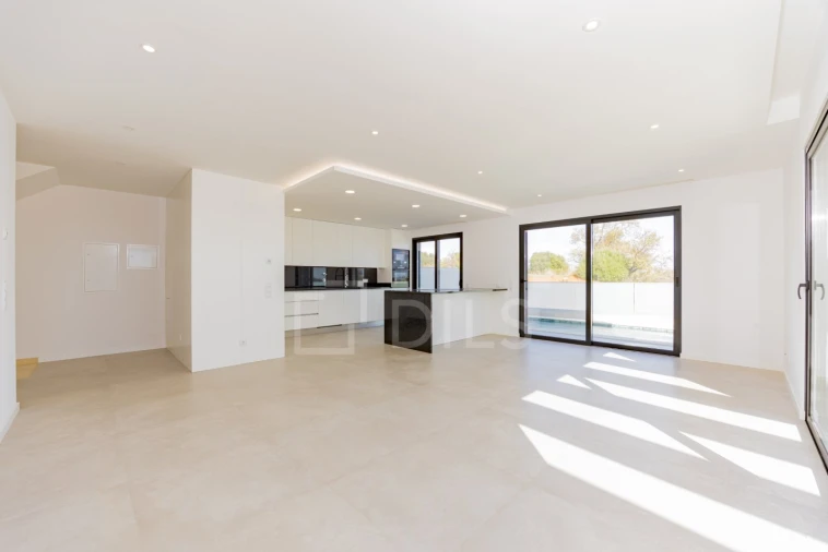 Moradia T3 para Venda em Mexilhoeira Grande Foto 2