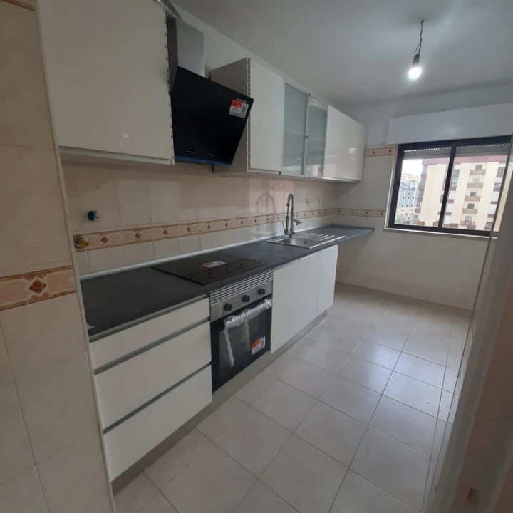 Apartamento T2 para Venda em Algueirão-Mem Martins Foto 2