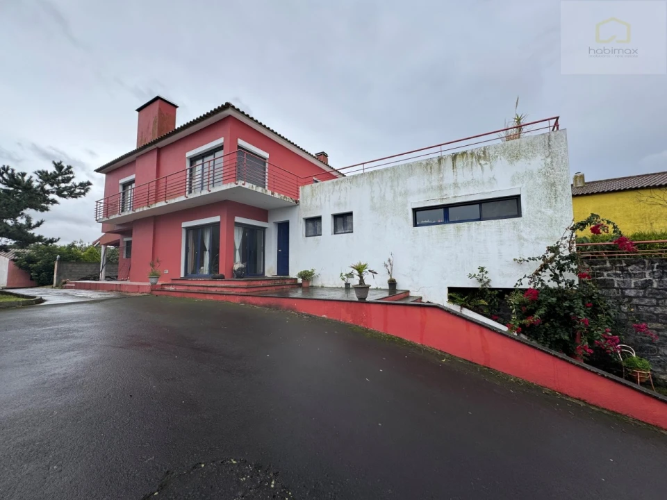Moradia T4 para Venda em Pico da Pedra Foto 1