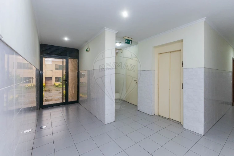 Apartamento T2 para Venda em Vilar de Andorinho Foto 2