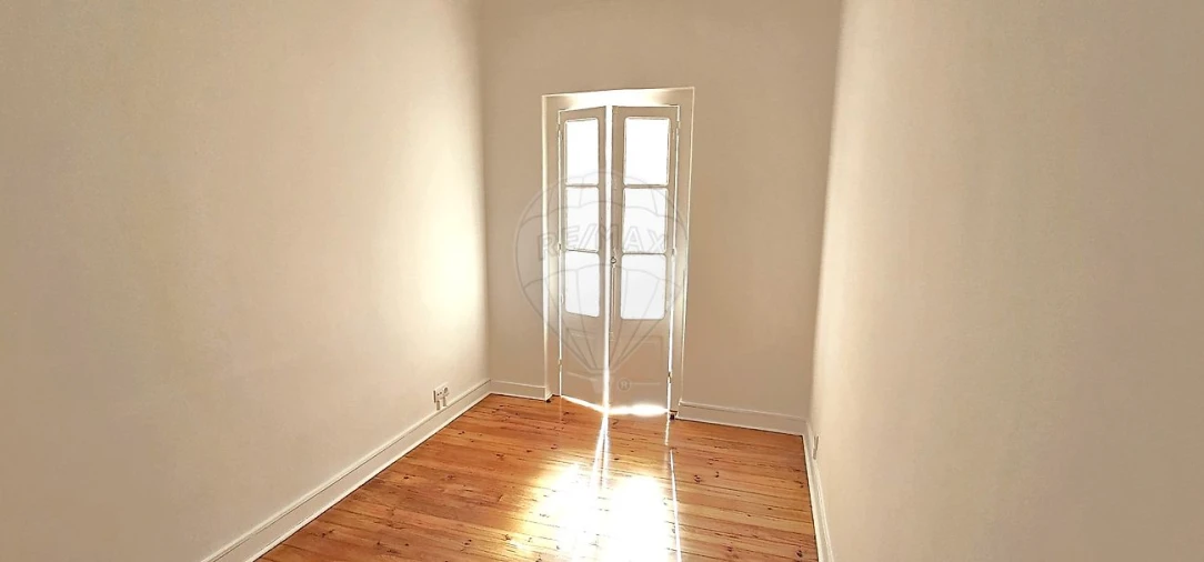 Apartamento T2 para Venda em Beato Foto 3