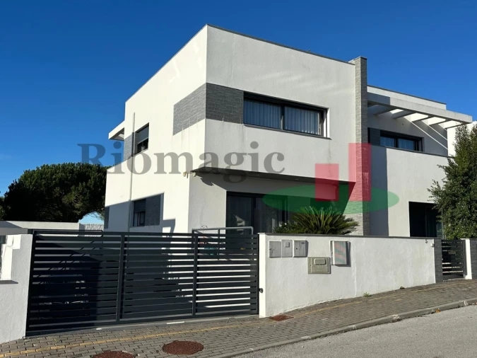 Moradia T5 para Venda em Santa Barbara