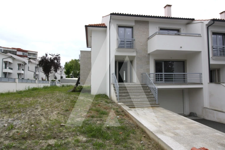 Moradia T3 para Venda em Abraveses Foto 3