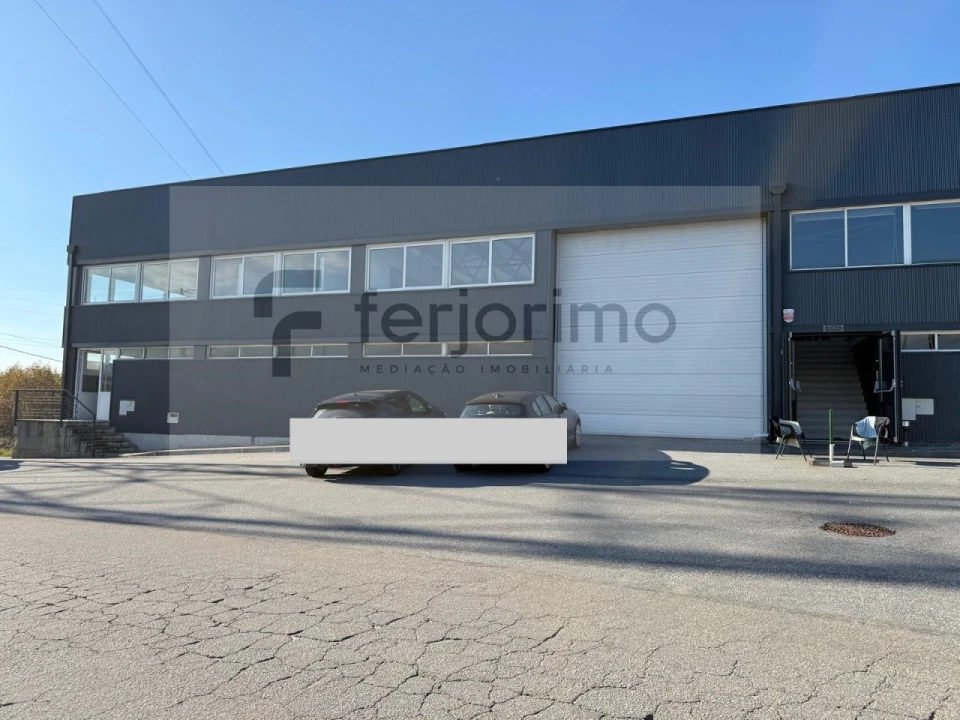 Armazém para Arrendamento em Oliveira (Santa Maria) Foto 1