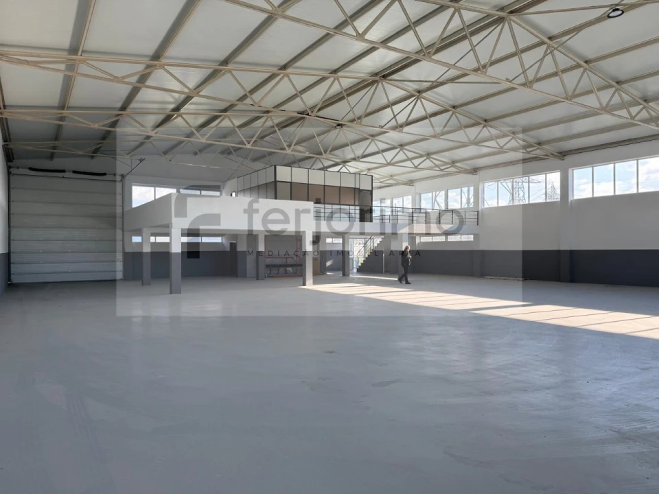 Armazém para Arrendamento em Oliveira (Santa Maria) Foto 3