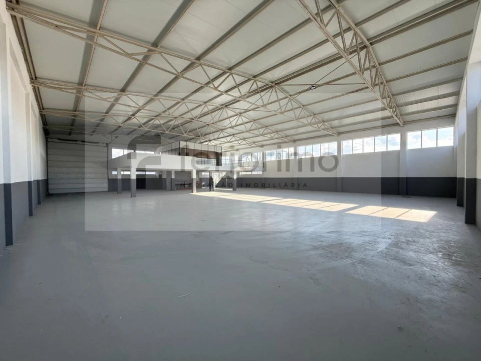 Armazém para Arrendamento em Oliveira (Santa Maria) Foto 4