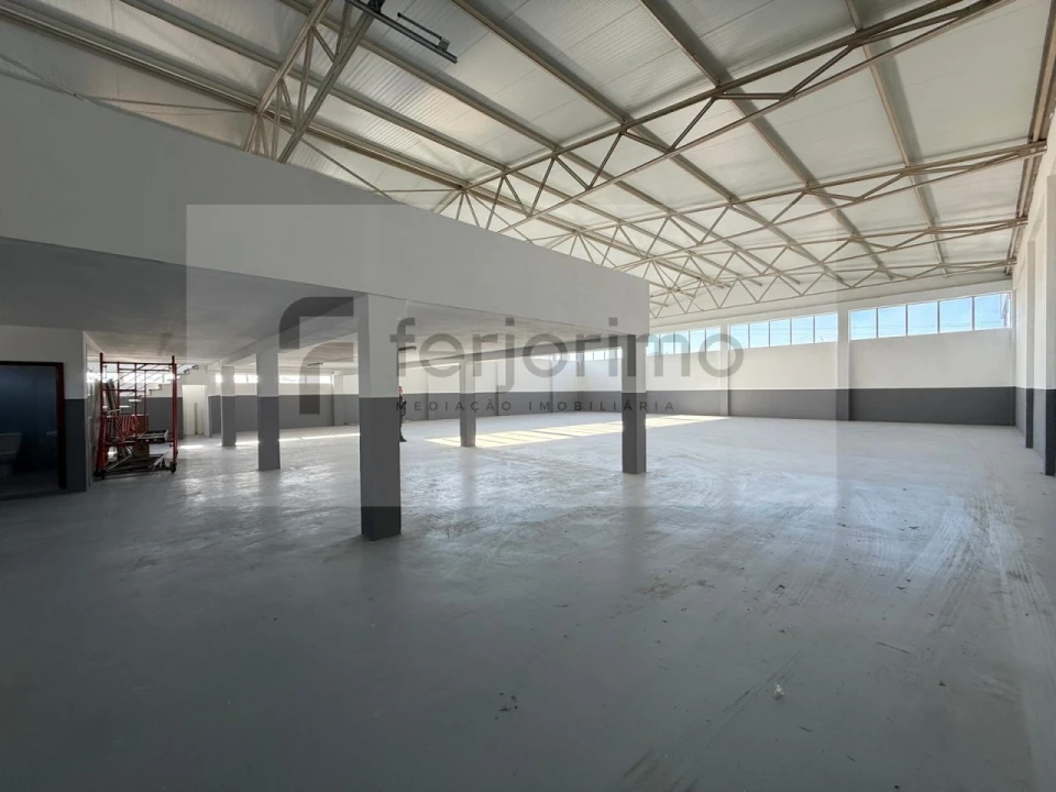 Armazém para Arrendamento em Oliveira (Santa Maria) Foto 5